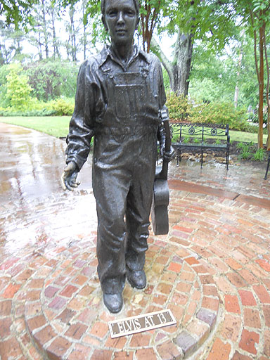 C4elvisStatue.JPG 96.54 K